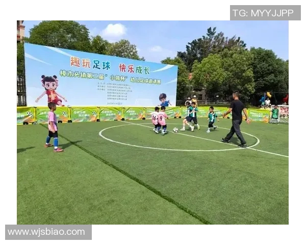 萌趣足球球星小玩偶 收藏展示与热血绿茵激情结合